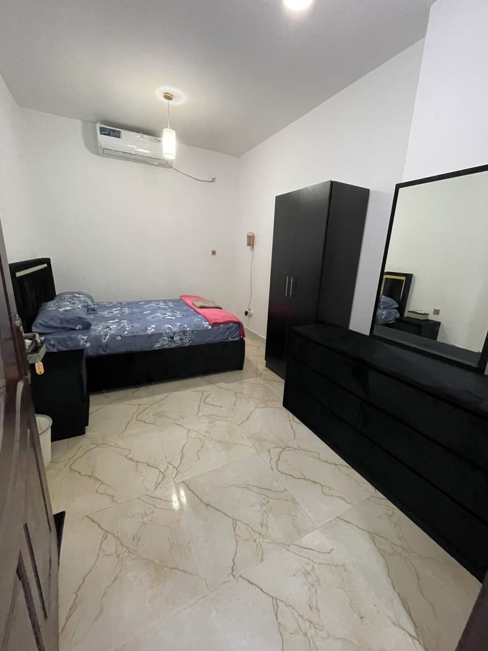 Standard Room, 1 Queen Bed, Private Bathroom | Iron/ironing board (on request), WiFi (free)