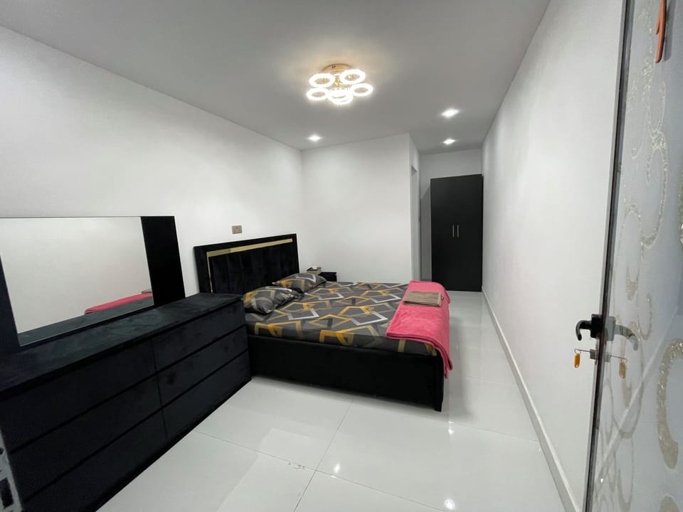 Standard Room, 1 Queen Bed, Private Bathroom | Iron/ironing board (on request), WiFi (free)