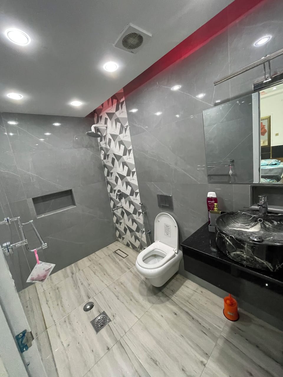 Standard Room, 1 Queen Bed, Private Bathroom | Bathroom | Shower, slippers, towels, soap