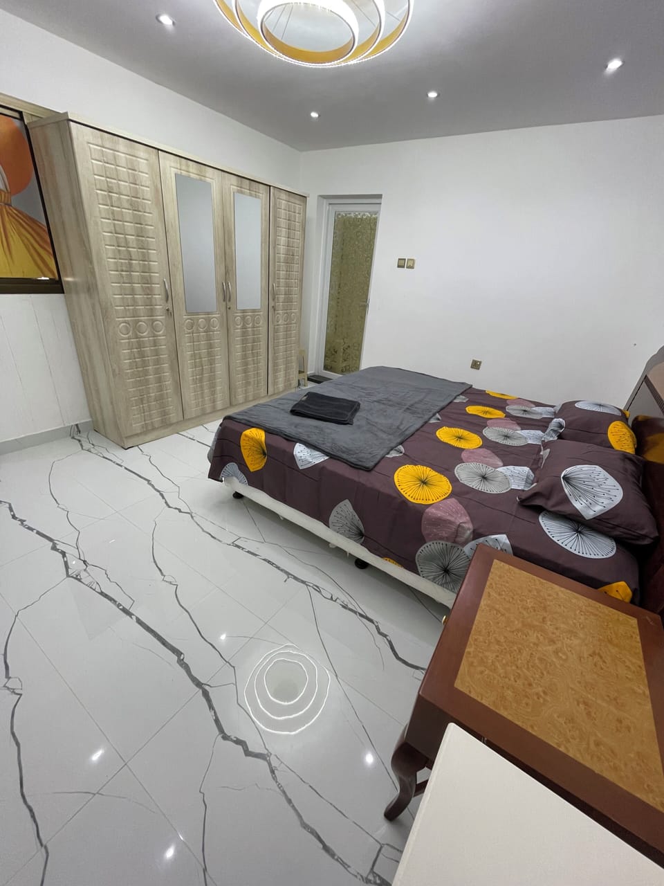 Standard Room, 1 Queen Bed, Private Bathroom | Iron/ironing board (on request), WiFi (free)