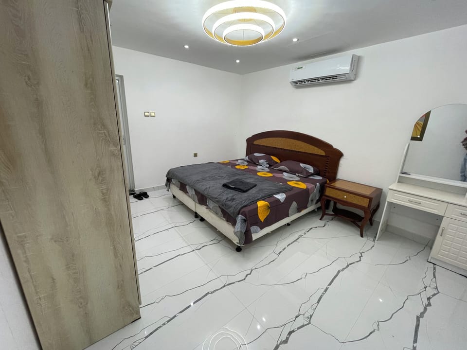 Standard Room, 1 Queen Bed, Private Bathroom | Iron/ironing board (on request), WiFi (free)