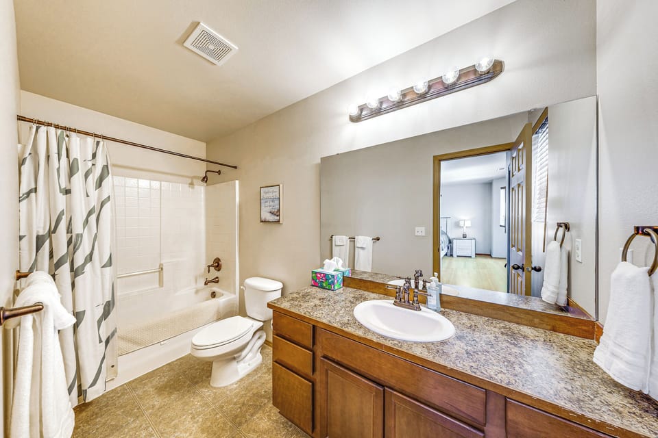 Walk to Town! Charming La Conner Home Cottage in La Conner