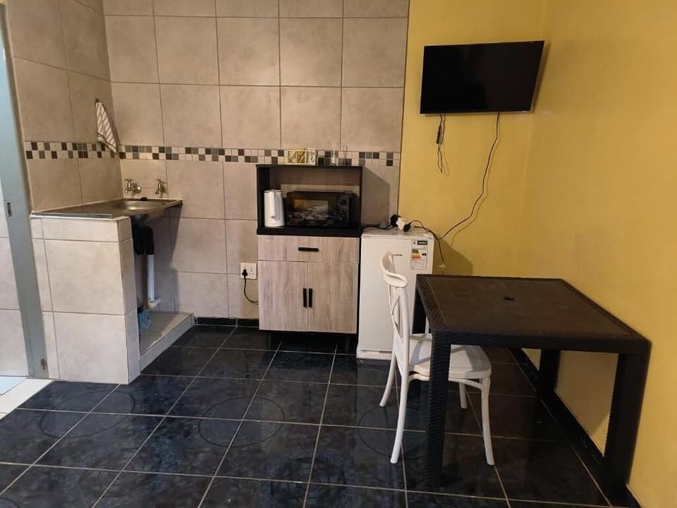 Room, 2 Bedrooms | Private kitchen