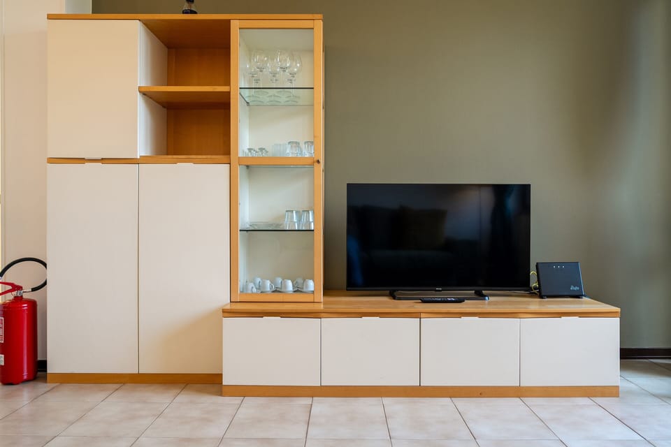 Apartment, 1 Bedroom, Balcony, Lake View | Interior