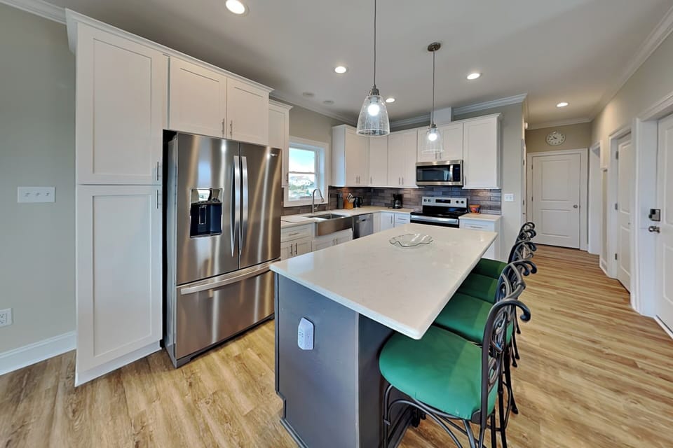 Fully Equipped Kitchen + Breakfast Bar Seating for 4