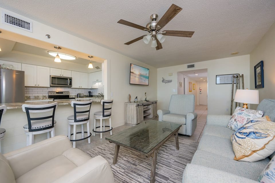 Condo, 1 Bedroom | Living area