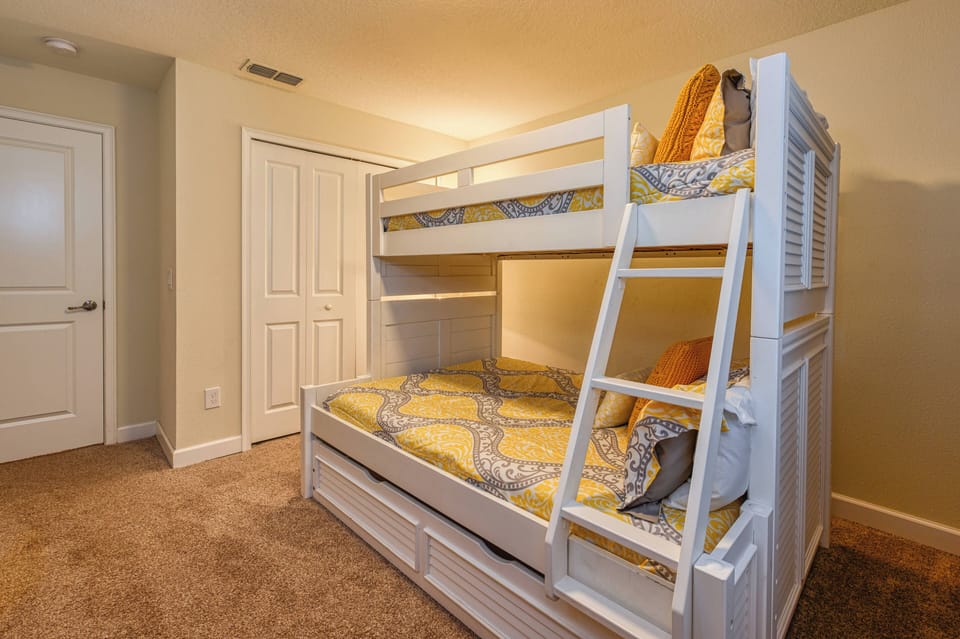 4 bedrooms, iron/ironing board, bed sheets
