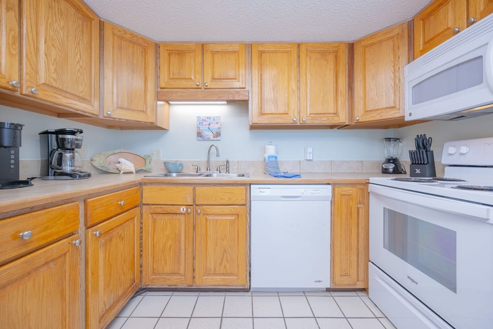 Condo, 1 Bedroom | Private kitchen | Coffee/tea maker, fridge, oven