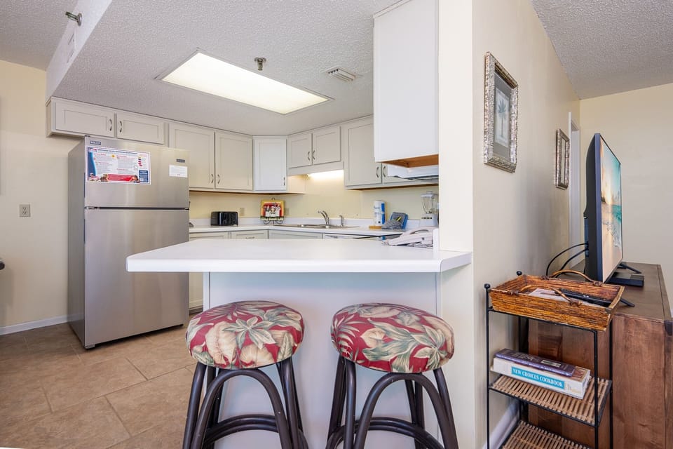 Condo, 1 Bedroom | Private kitchen | Coffee/tea maker, fridge, oven