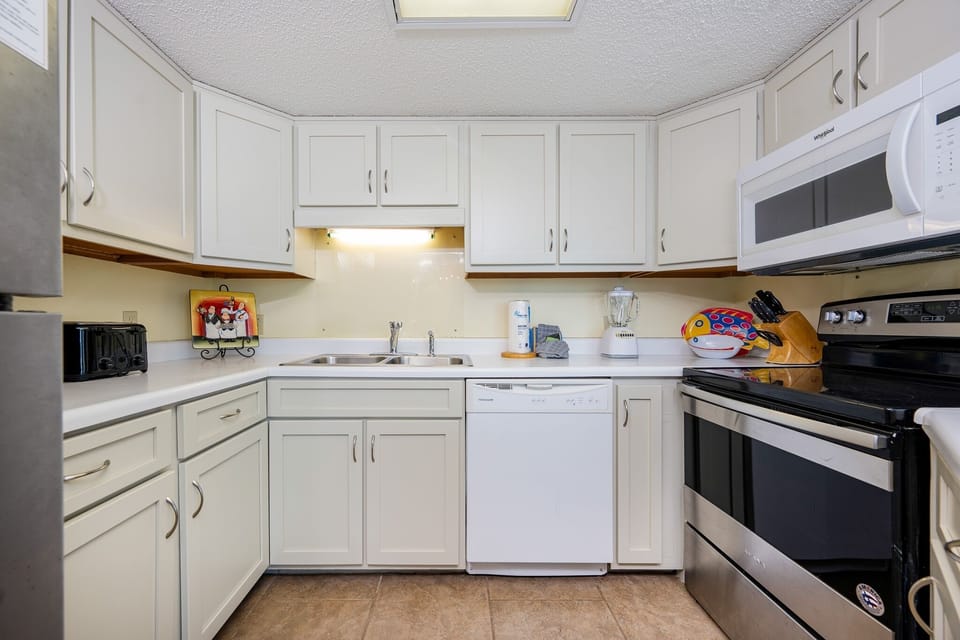 Condo, 1 Bedroom | Private kitchen | Coffee/tea maker, fridge, oven