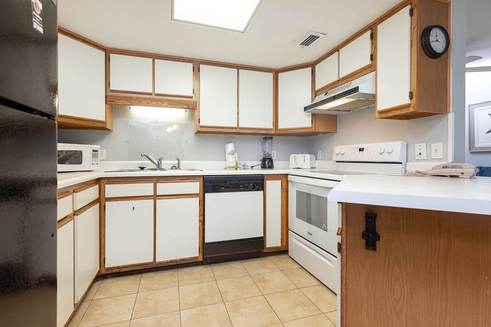 Condo, 1 Bedroom | Private kitchen | Coffee/tea maker, fridge, oven