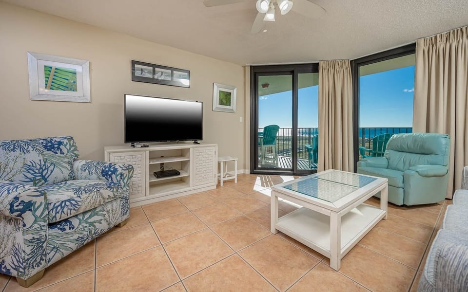 Condo, 2 Bedrooms | Living area