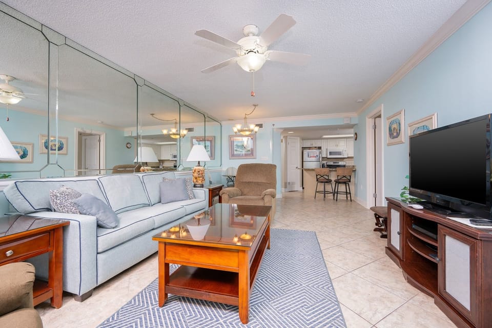 Condo, 2 Bedrooms | Living area
