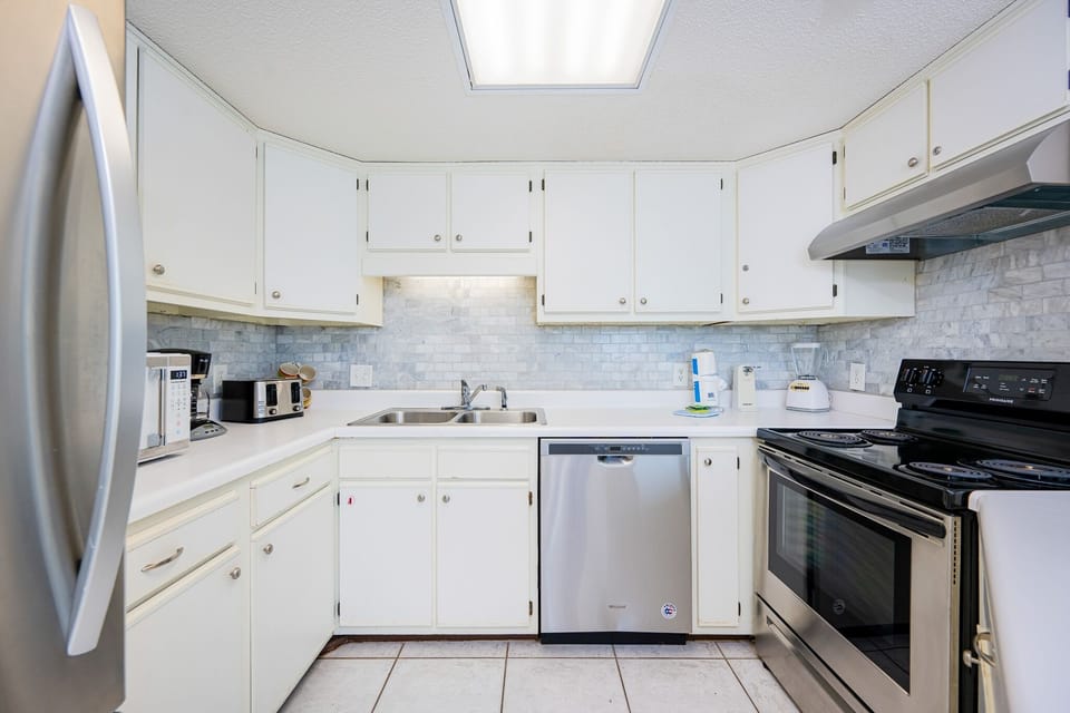 Condo, 1 Bedroom | Private kitchen | Coffee/tea maker, fridge, oven