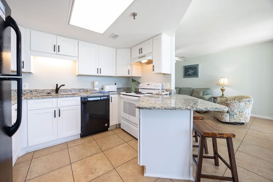 Condo, 1 Bedroom | Private kitchen | Coffee/tea maker, fridge, oven