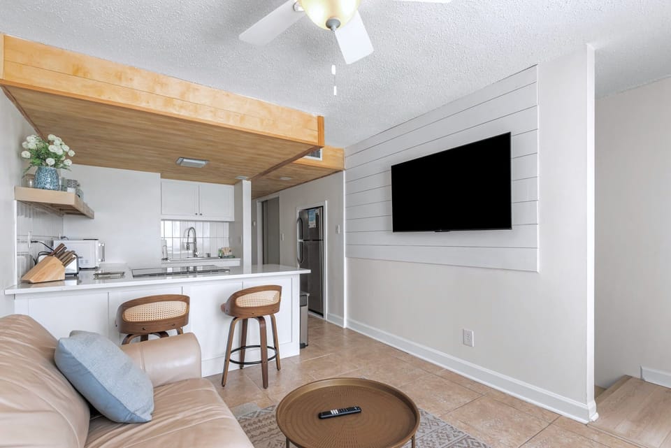 Seaside Pearl - 2nd level living & kitchen area