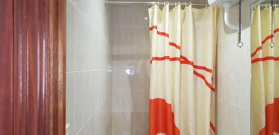 Basic Double Room, Private Bathroom | Bathroom | Combined shower/tub, towels