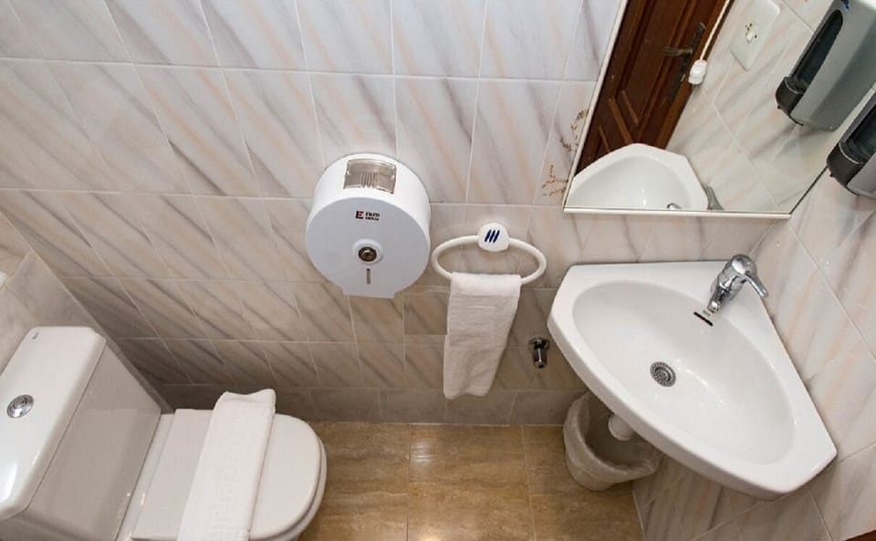 Basic Triple Room, Shared Bathroom | Bathroom | Combined shower/tub, towels