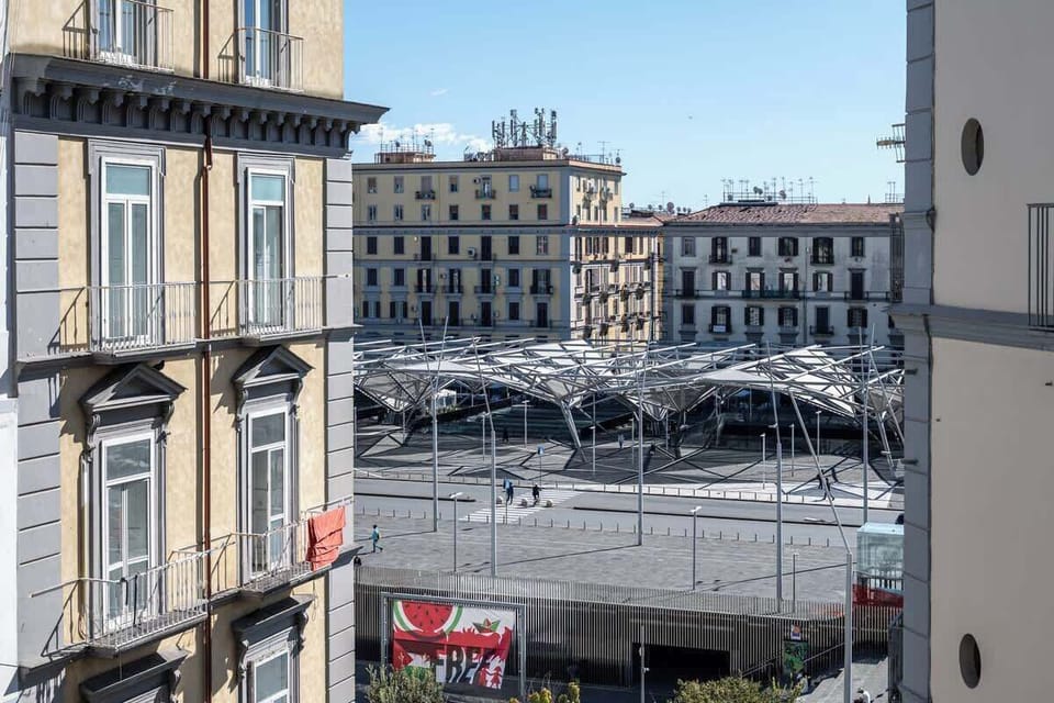 La tettoia di Napoli Centrale vista dal balcone
