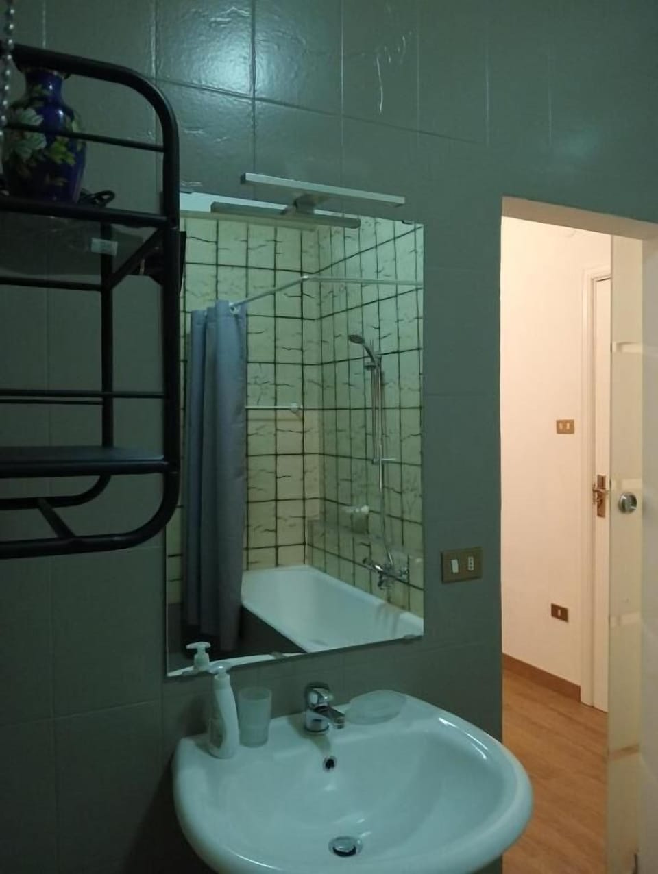Classic Double or Twin Room, Balcony, Courtyard View | Bathroom | Free toiletries, hair dryer, towels, soap