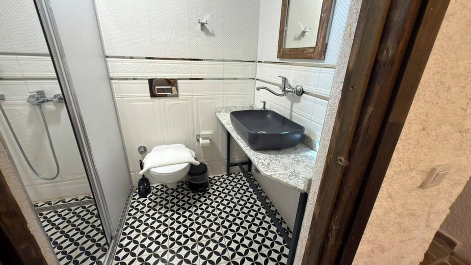 Superior Room, City View | Bathroom | Hair dryer, towels, soap, shampoo