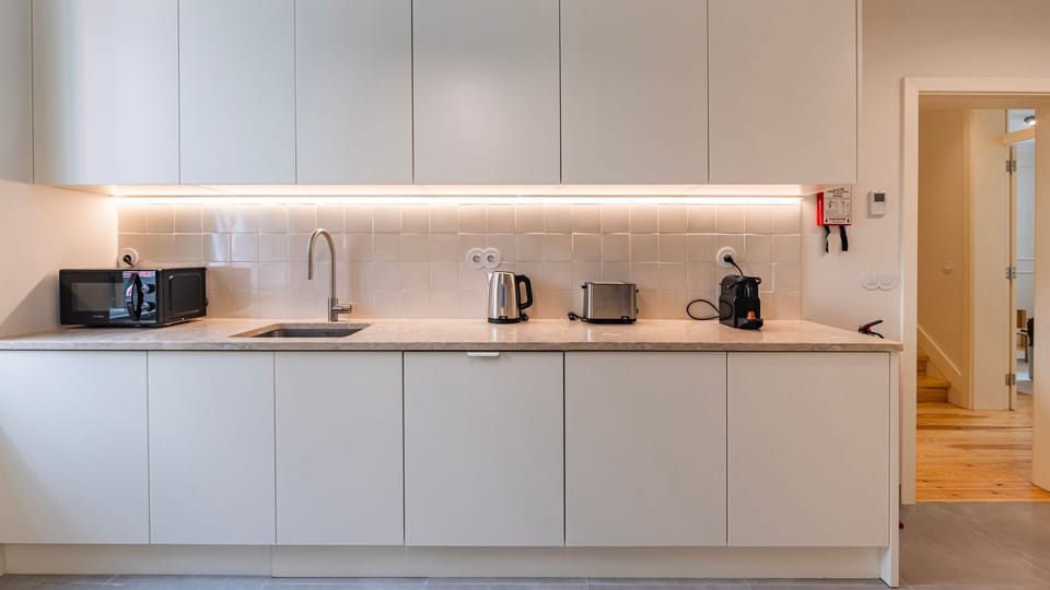 A sleek, fully equipped kitchen with everything you need to prepare meals with ease, whether it's breakfast before exploring or dinner at home. #Kitchen #ModernLiving #HomeAwayFromHome #Travel #Portugal #PT #Sintra