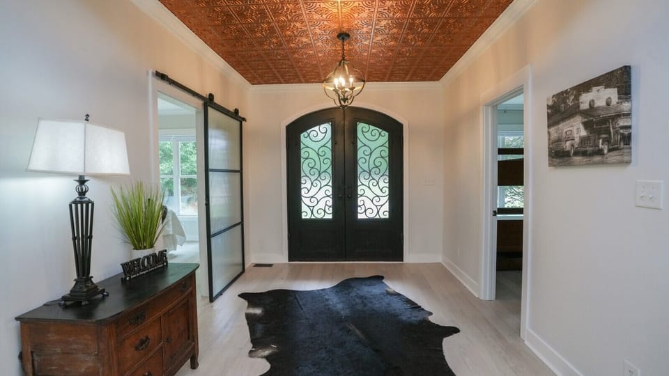 Entrance | Double Doors | Decorative Ceiling