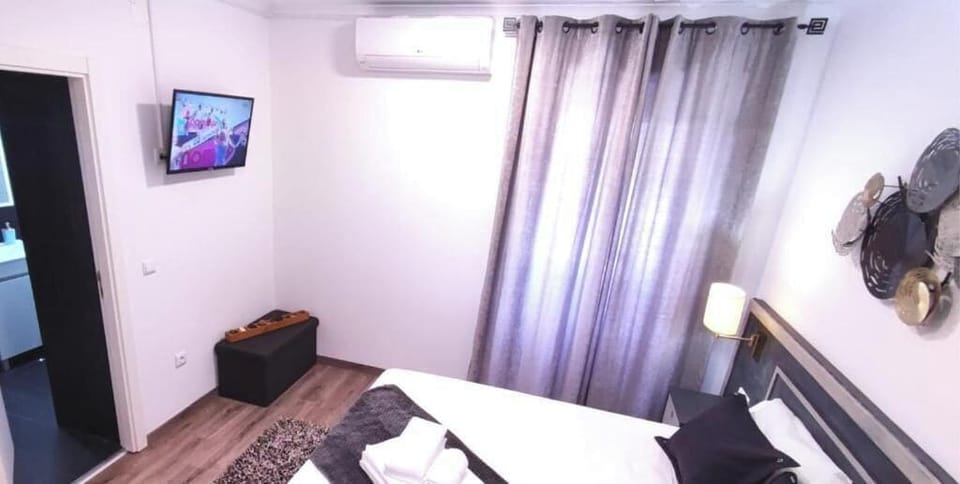 Desk, laptop workspace, blackout drapes, WiFi (free)