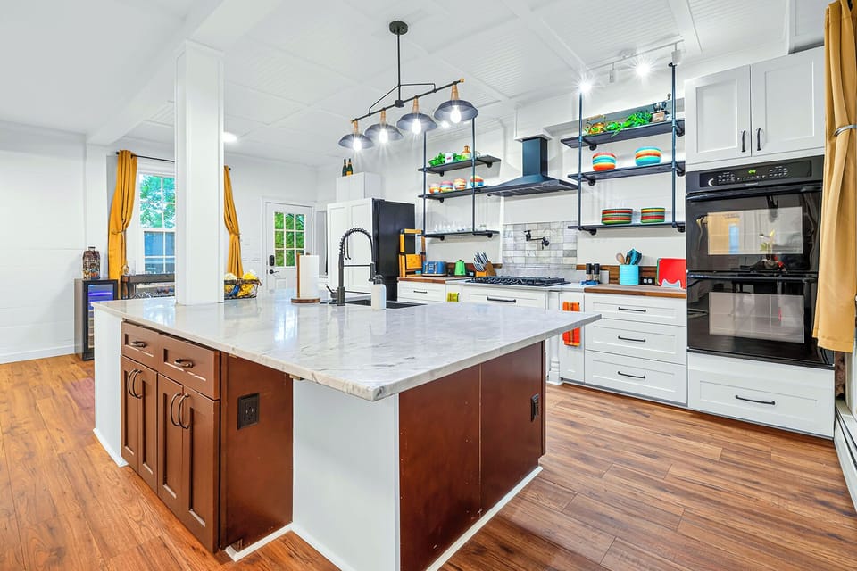 Chef's kitchen, fully equipped with everything you need for fantastic meals.