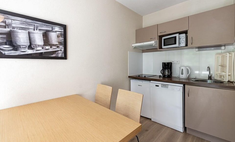 The kitchenette's dishwasher and coffee maker make mornings easy before a day on the mountain.