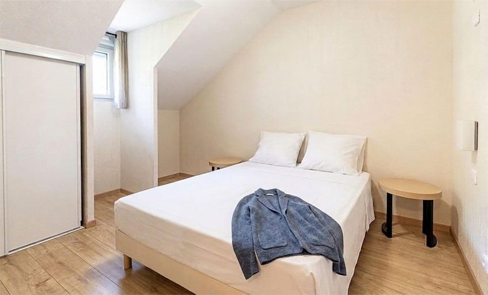The second bedroom offers its own closet, useful for longer stays near the trails or pistes.