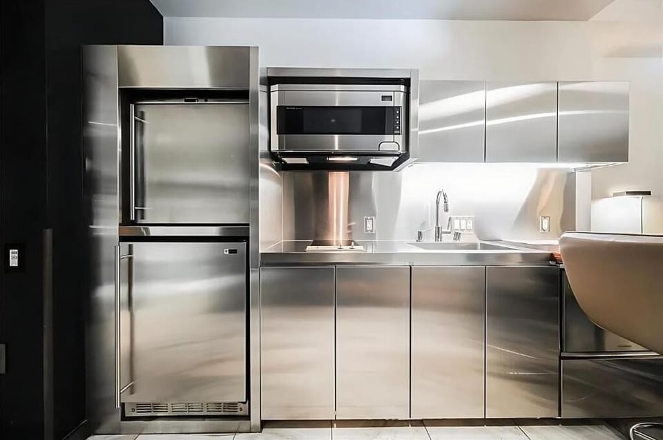 Deluxe Suite, Balcony, City View | Private kitchen | Microwave, stovetop, dishwasher, cookware/dishes/utensils