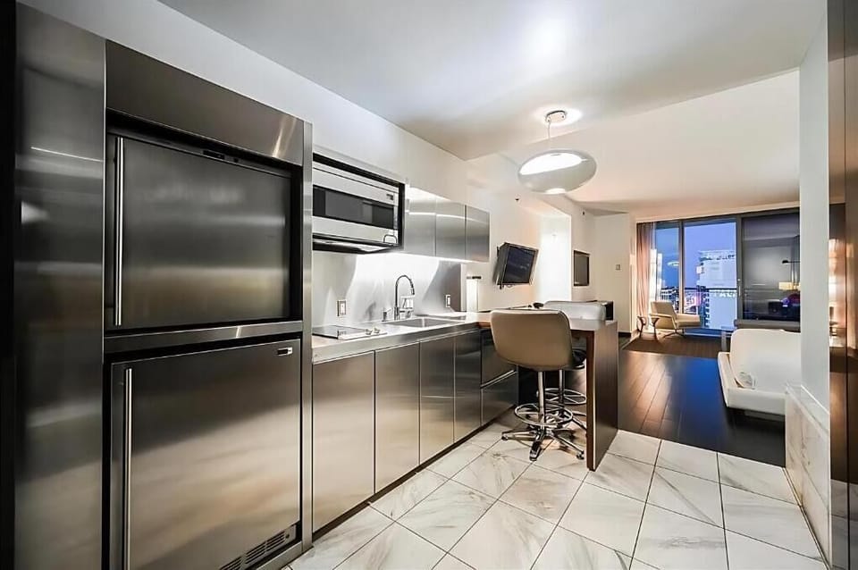 Deluxe Suite, Balcony, City View | Private kitchen | Microwave, stovetop, dishwasher, cookware/dishes/utensils
