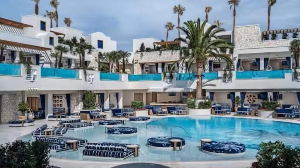 Studio Suite, Balcony, Mountain View | Pool