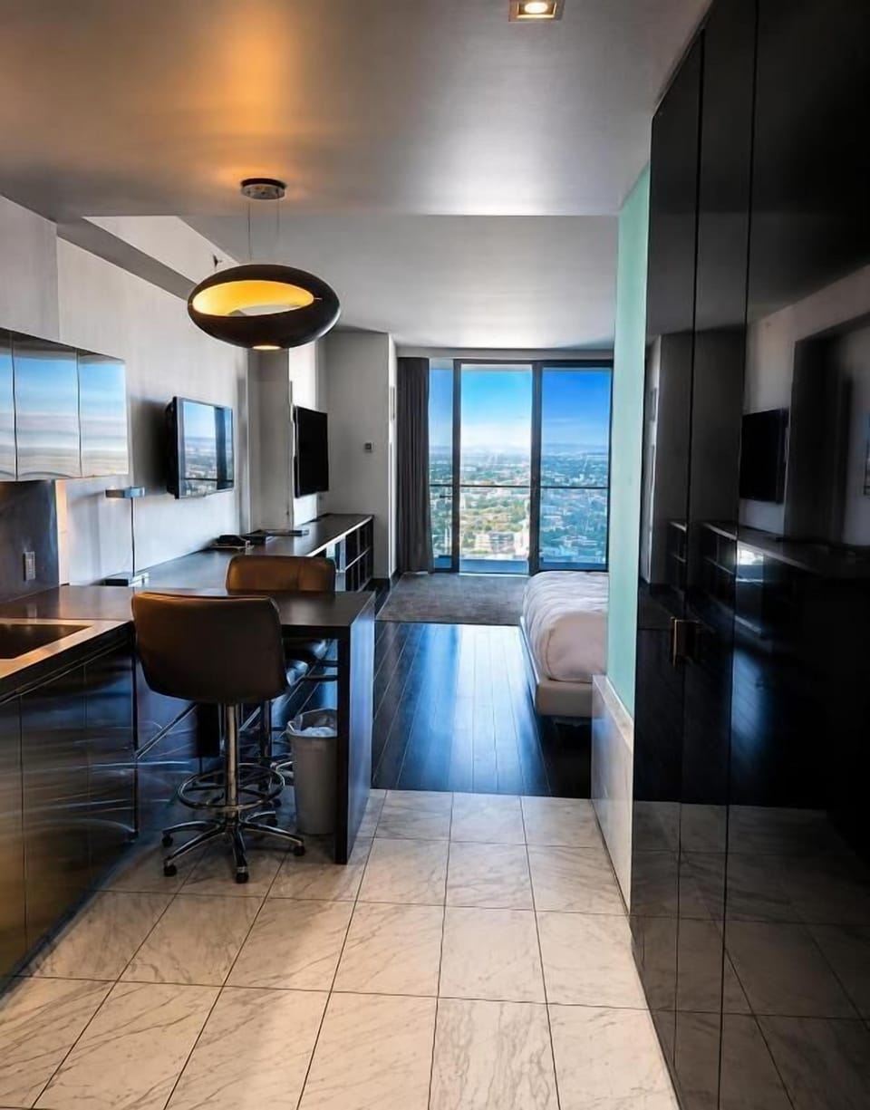 Studio Suite, Balcony, Mountain View | In-room safe, WiFi (free)