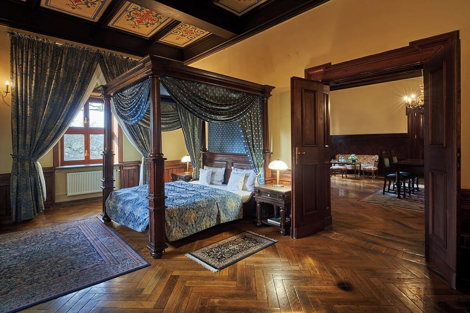 Luxury Apartment | Desk, bed sheets