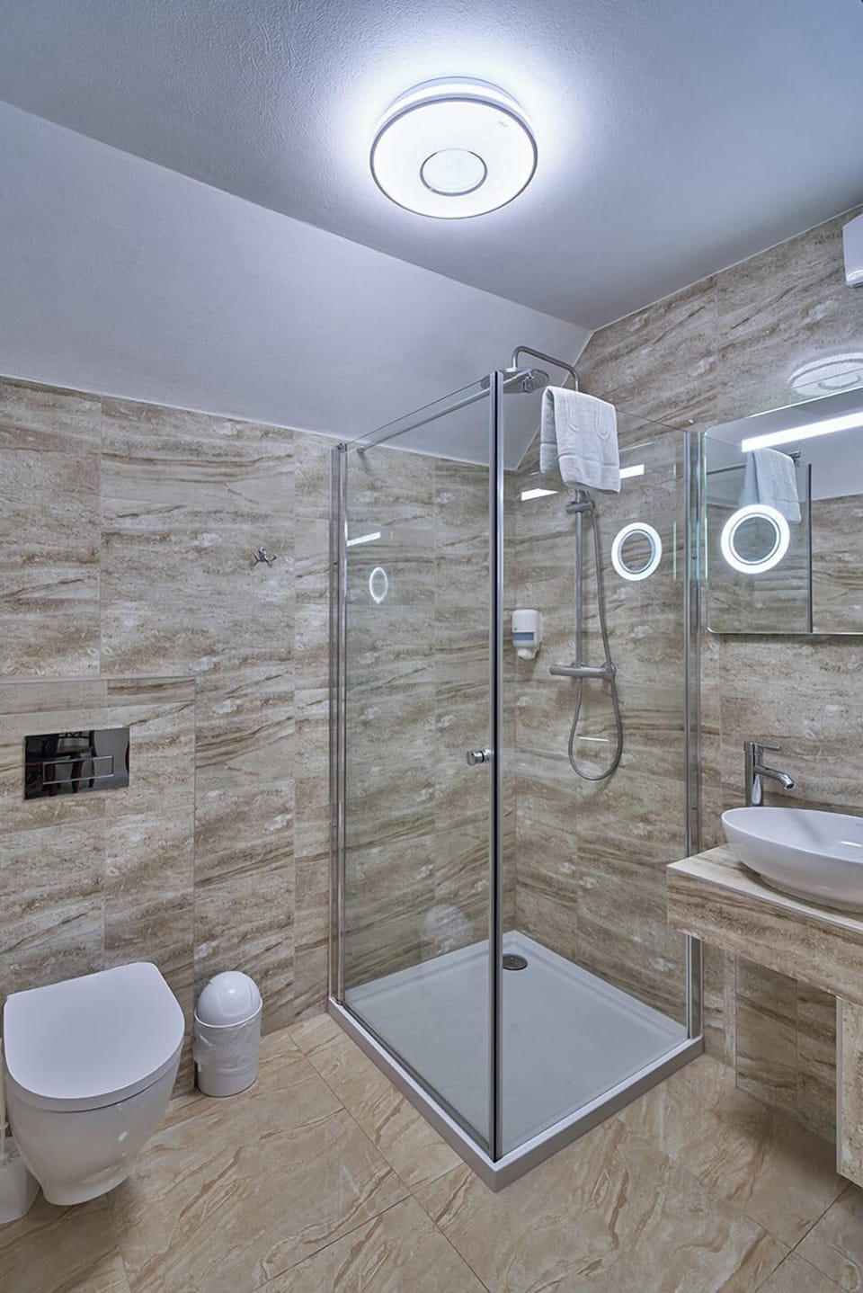 Studio | Bathroom | Shower, free toiletries, hair dryer, towels