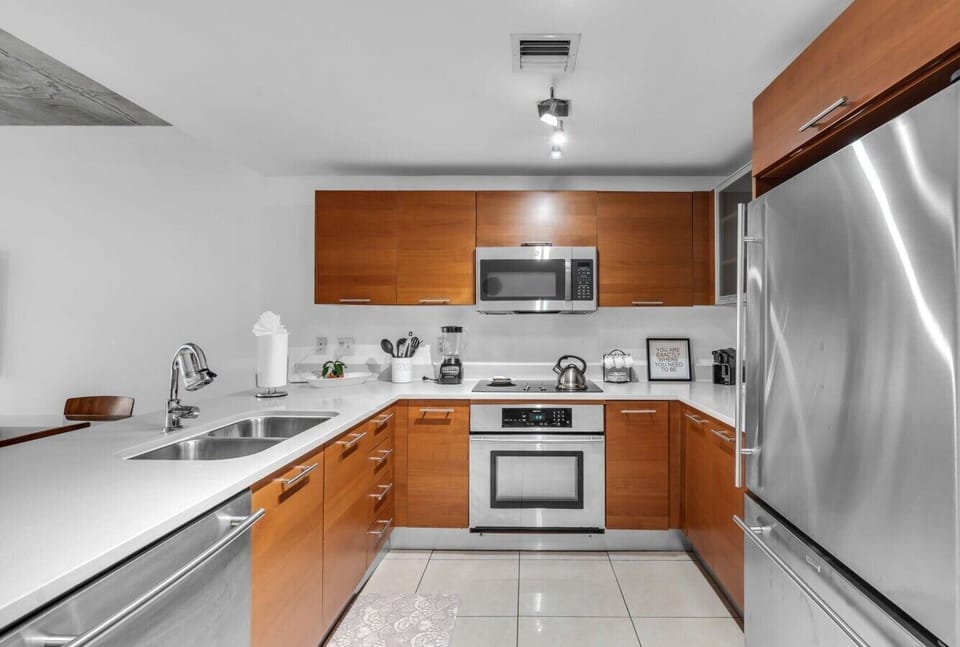 9-web-or-mls-3250NE1stAve613-8