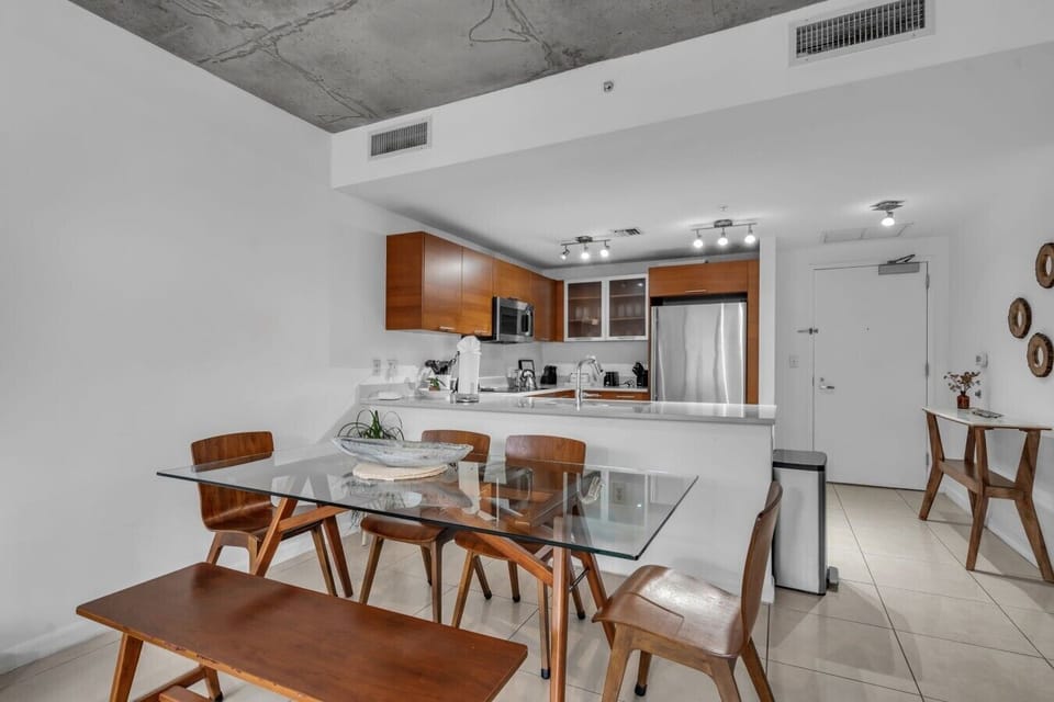 7-web-or-mls-3250NE1stAve613-6