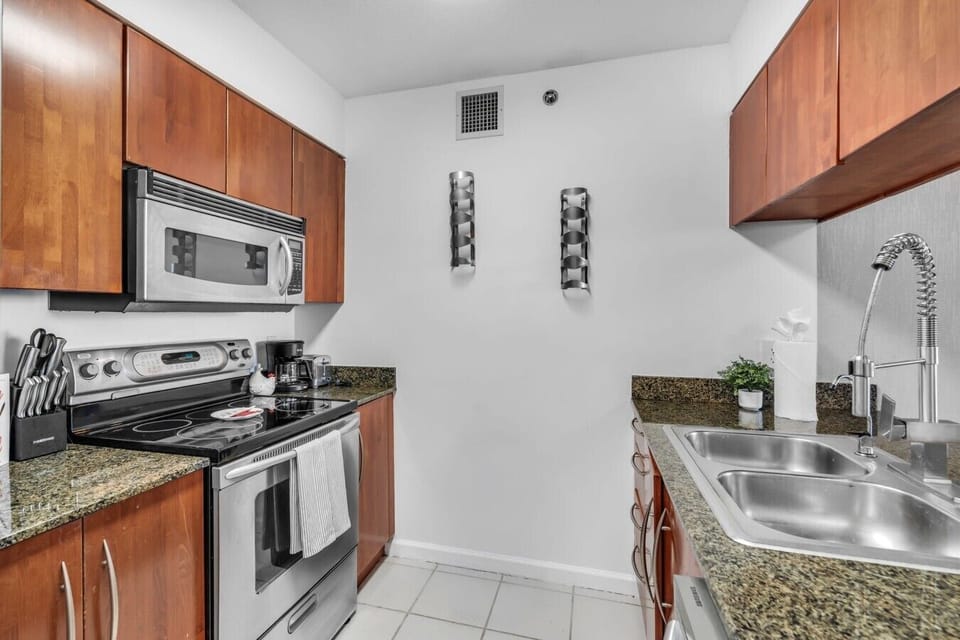 8-web-or-mls-1200BrickellBay#1702-7
