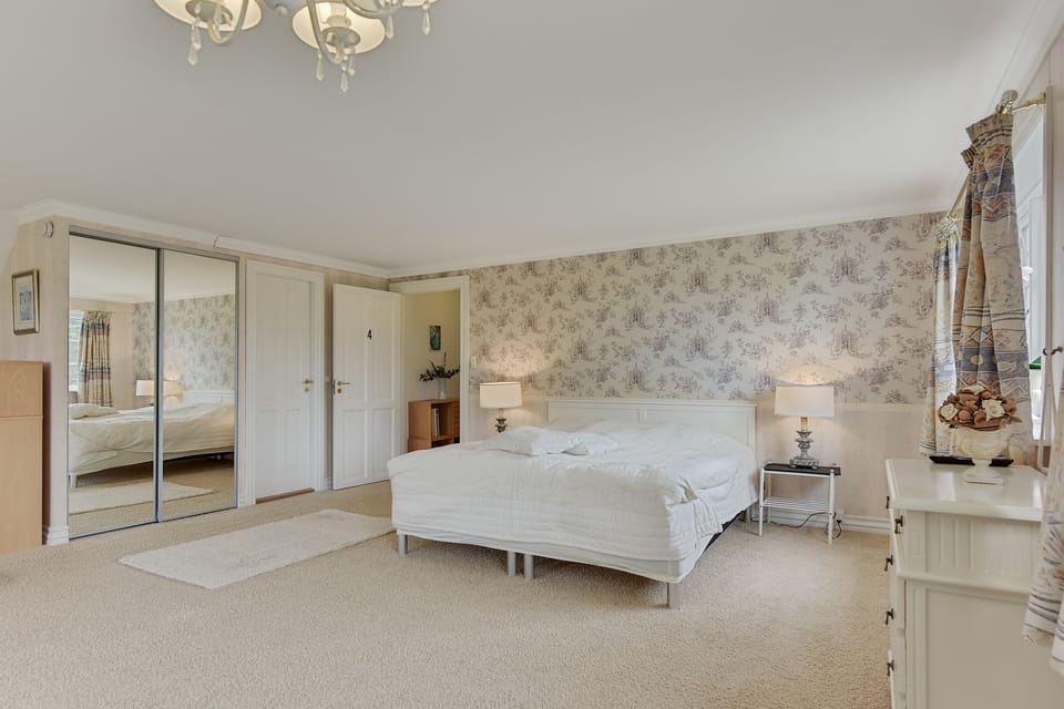 Suite | Free WiFi, bed sheets