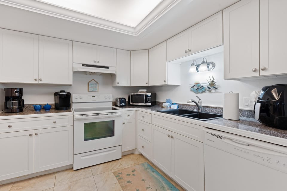 Condo, Multiple Beds (Island Winds 1003) | Private kitchen