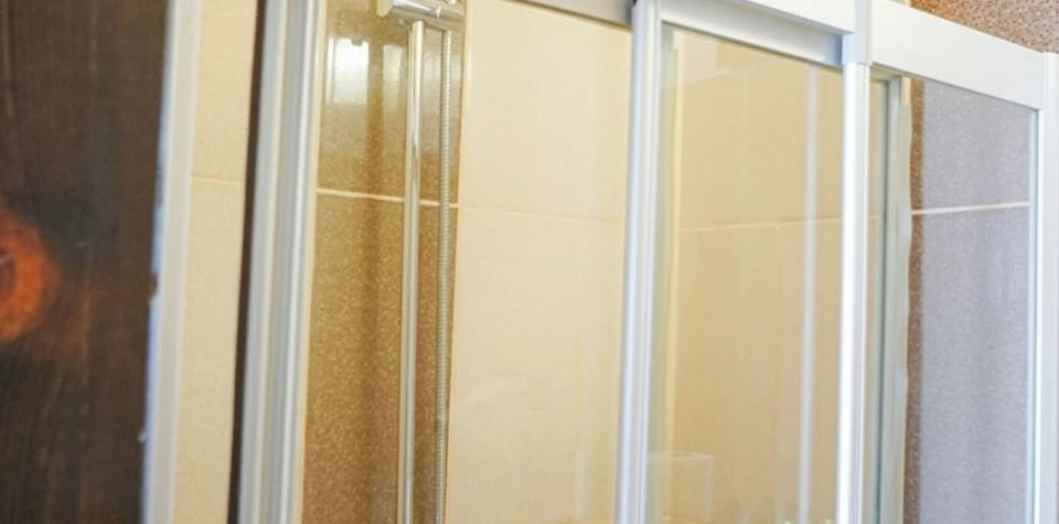 Economy Loft | Bathroom | Shower, free toiletries, hair dryer, towels