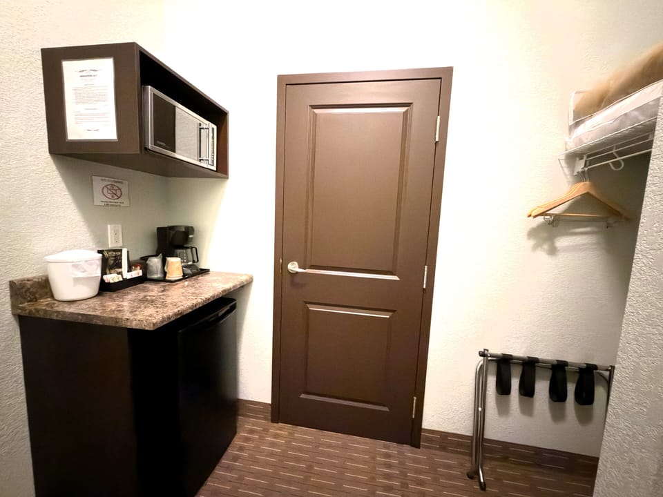 Standard Room, 1 King Bed, Non Smoking | Desk, laptop workspace, iron/ironing board, WiFi (free)