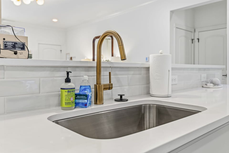 Modern finishes and carefully selected details carry the home’s elevated style into the kitchen