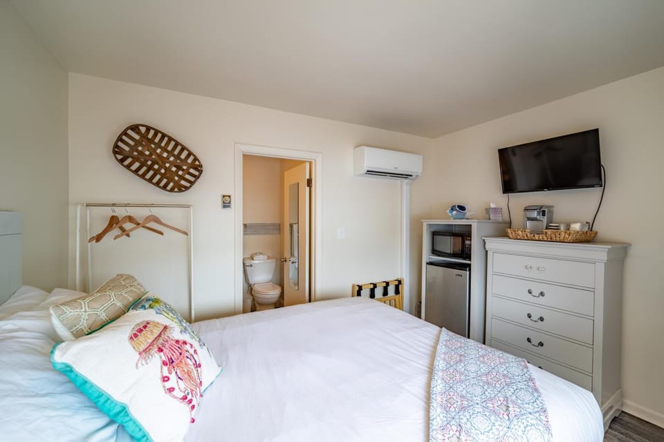 Bedroom. Interior and views may vary based on location and availability.
