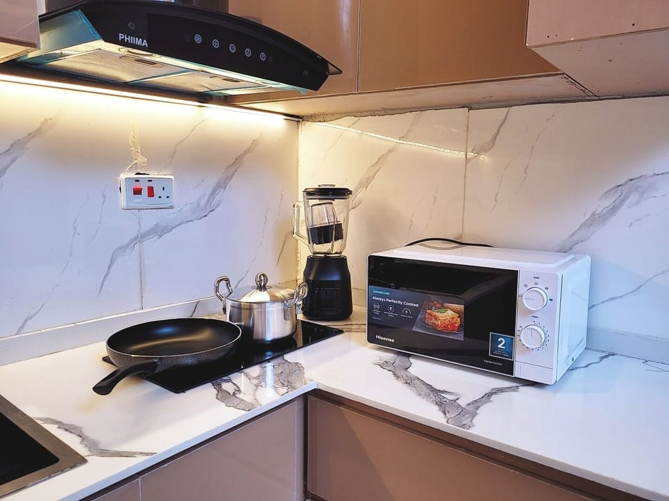 Luxury Suite | Private kitchen | Mini-fridge, microwave, stovetop, cookware/dishes/utensils