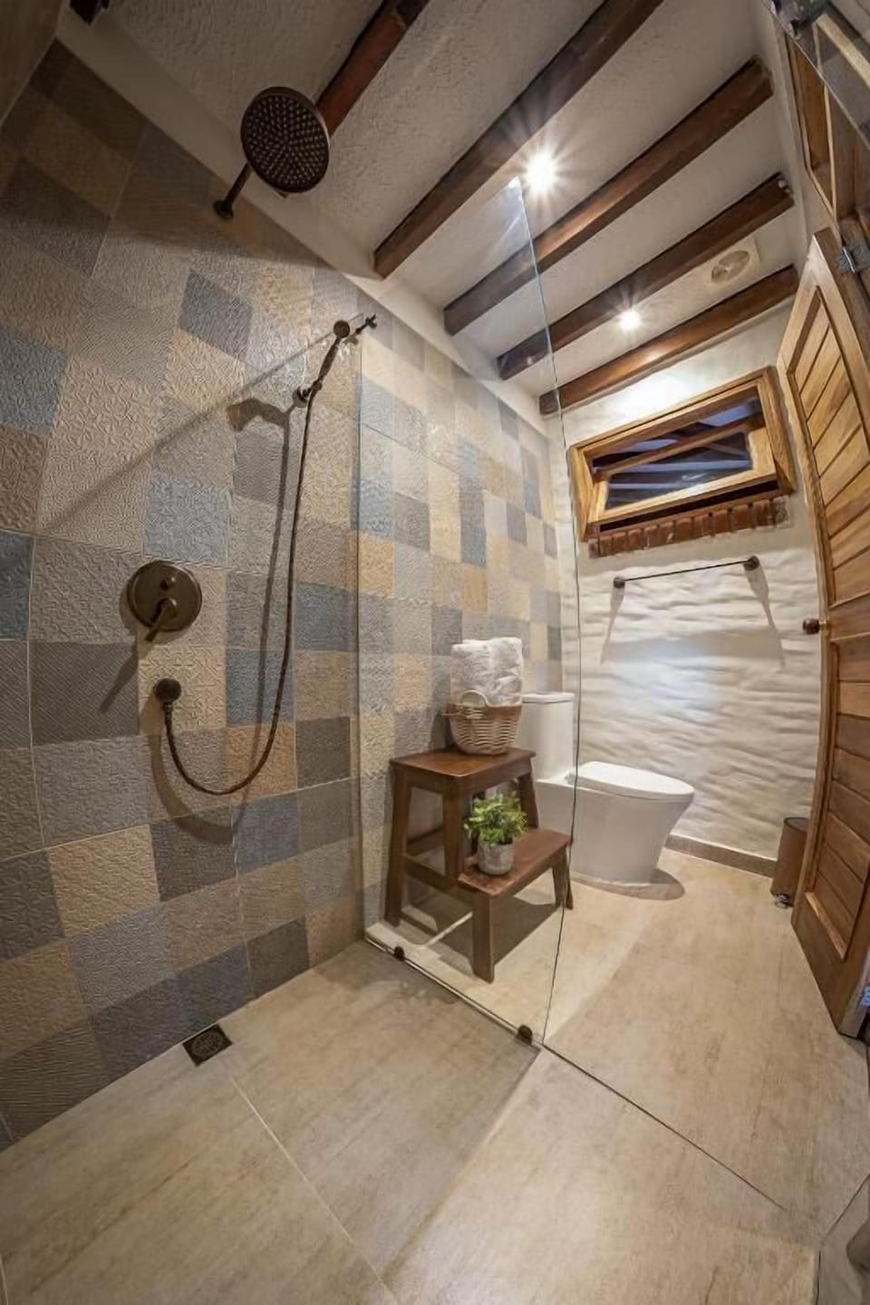 Deluxe Suite, Balcony, Garden View | Bathroom