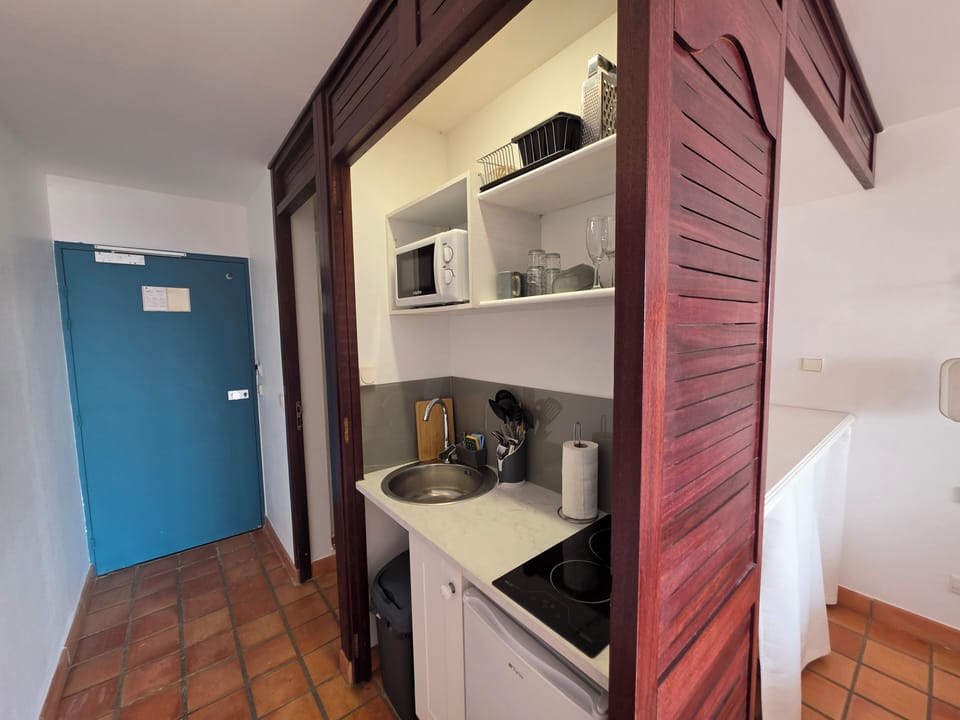 Comfort Suite, Balcony, Ocean View | Private kitchen