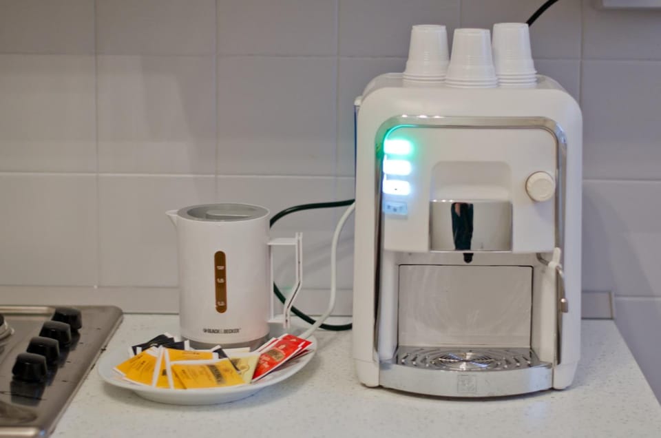 Coffee/tea maker, electric kettle
